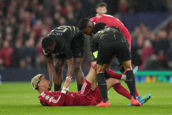 Lesionado no tendão de Aquiles no primeiro período, Hugo Ekitiké, atacante francês do Liverpool, foi retirado de maca contra o PSG nesta terça-feira, comprometendo suas chances de participar da Copa do Mundo de 2026. 