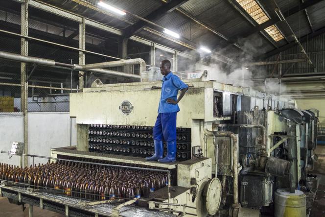 Garrafas de cerveja vazias são lavadas antes de serem reutilizadas, numa fábrica da Bralima, do grupo Heineken, em Mbandaka, República Democrática do Congo, 30 de março de 2013.
