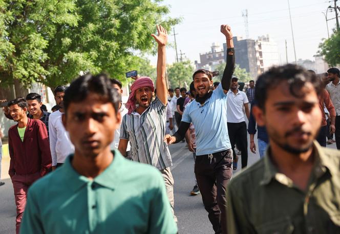 Des ouvriers réclament des augmentations de salaire face à la hausse du coût de la vie liée au conflit entre les Etats-Unis, Israël et l’Iran, à Noida, en Inde, le 14 avril 2026. 