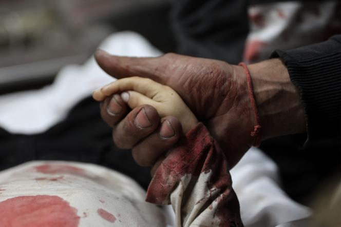 A mão de Yahya Al-Malahi, de 3 anos, morto durante um ataque israelense, em Gaza, 14 de abril de 2026.