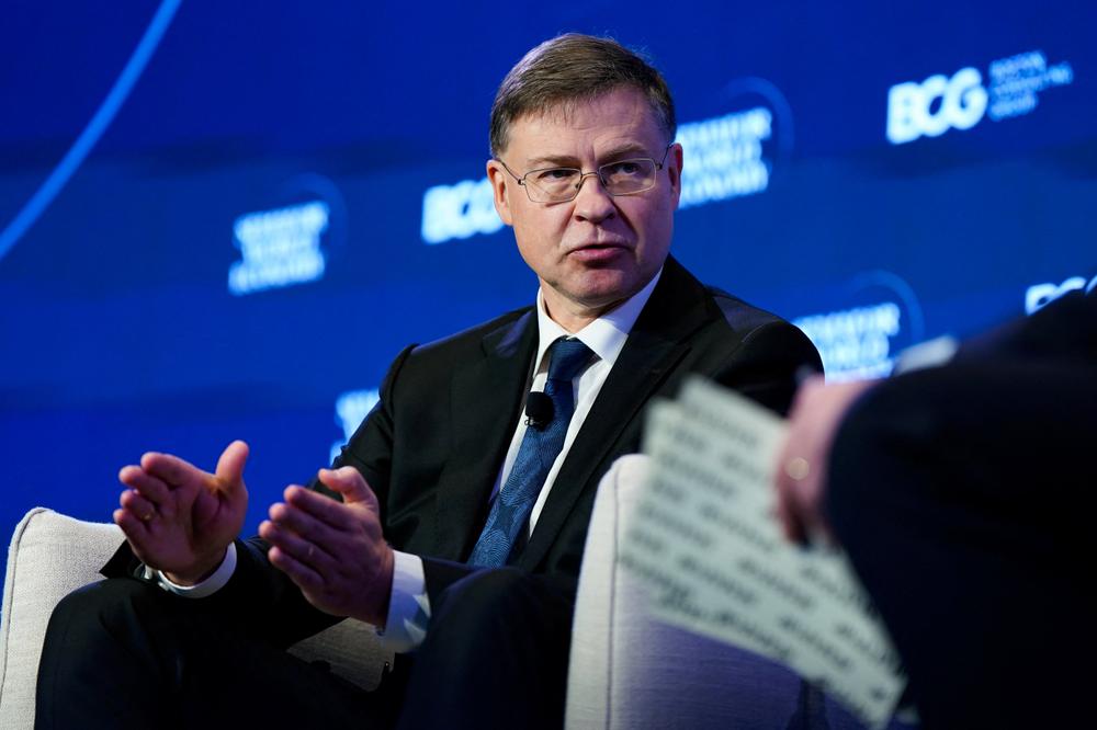 Le commissaire européen à l’économie, Valdis Dombrovskis, à Washington, le 14 avril 2026. - ELIZABETH FRANTZ / REUTERS