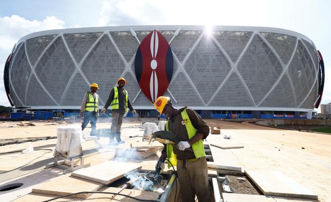 Un ouvrier travaille à l’extérieur du stade de Talanta, actuellement en construction le long de la route Ngong, à Nairobi, au Kenya, le 14 avril 2026.