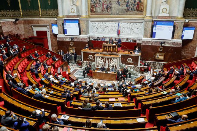 Deputados durante sessão de perguntas ao governo, na Assembleia Nacional, em Paris, 8 de abril de 2026. 