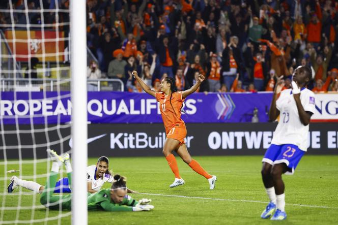 A atacante holandesa Esmee Brugts comemora gol contra a seleção francesa, em Breda (Holanda), no dia 14 de abril de 2026.