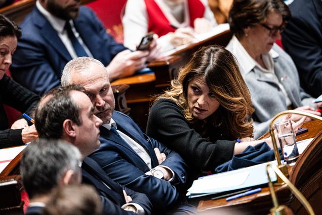 O Primeiro-Ministro, Sébastien Lecornu, o Ministro Delegado responsável pelas relações com o Parlamento, Laurent Panifous, e a porta-voz do governo, Maud Bregeon, na Assembleia Nacional, em Paris, 17 de fevereiro de 2026.