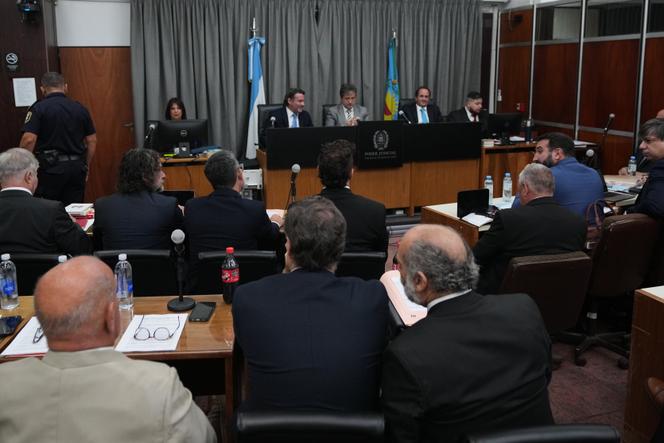 Durante o primeiro dia do julgamento da equipe médica que atendeu o astro do futebol Diego Maradona, acusado de homicídio culposo, em San Isidro, Argentina, 14 de abril de 2026. 