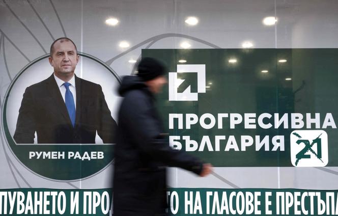 Cartaz da campanha eleitoral de Rumen Radev, líder da coalizão Bulgária Progressista e ex-presidente, em Sófia, 14 de abril de 2026.