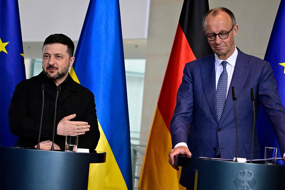 Le président ukrainien Volodymyr Zelensky et le chancelier allemand Friedrich Merz, à Berlin, le 14 avril 2026. - TOBIAS SCHWARZ/AFP