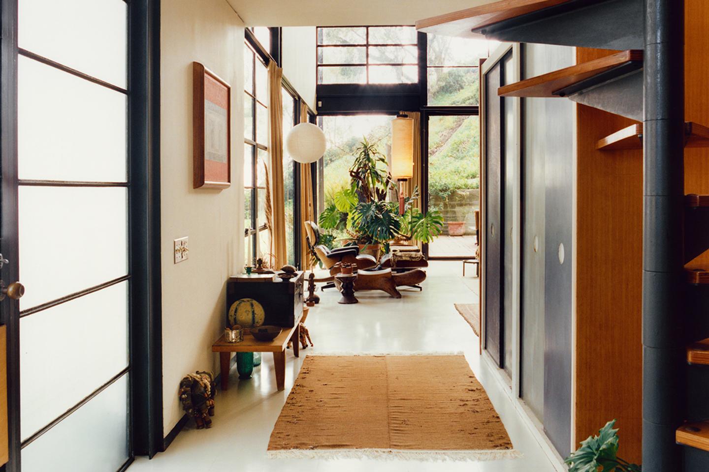 Epargnée par les feux de Los Angeles, la maison Eames, une utopie sur la côte Pacifique