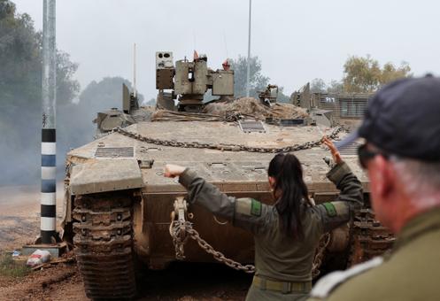 Un véhicule blindé israélien en opération, près de la frontière avec le Liban, le 15 avril 2026.