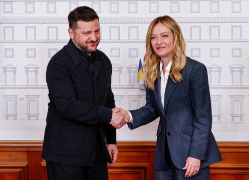 O presidente ucraniano Volodymyr Zelensky e o primeiro-ministro italiano Giorgia Meloni no Palácio Chigi, em Roma, em 15 de abril de 2026.