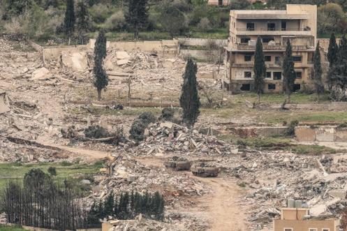 Des véhicules blindés de l’armée israélienne circulent sur une route au sud du Liban, le 15 avril 2026.