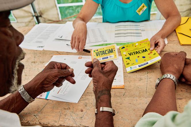 Distribution de la carte de paiement Vital’im, au jardin-école, à Montreuil (Seine-Saint-Denis), le 29 juin 2024. 
