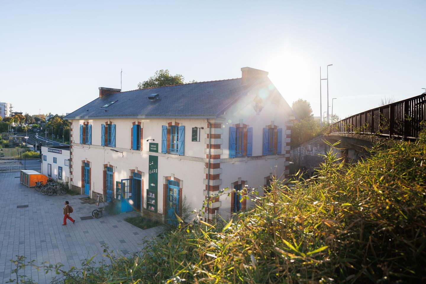 Friperie ou espace de coworking : pour ne pas laisser mourir son patrimoine, la SNCF donne une nouvelle vie aux petites gares