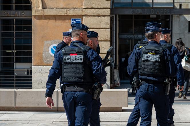 Policiais do CRS dirigem-se ao tribunal, na abertura do julgamento de supostos membros da organização de tráfico de drogas DZ Mafia, em Aix-en-Provence (Bouches-du-Rhône), em 23 de março de 2026.