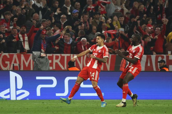Luis Diaz comemora com Dayot Upamecano o gol marcado na segunda mão das quartas de final da Liga dos Campeões, entre Bayern de Munique e Real Madrid, na Allianz Arena, em 15 de abril de 2026.