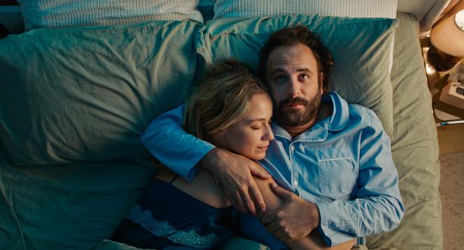 Zoé Marchal (Audrey) e Vincent Macaigne (Rémi) em “La Poupée”, de Sophie Beaulieu.