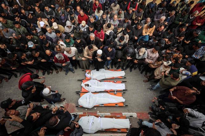   Durante o funeral de palestinos mortos num ataque israelense ao campo de refugiados de Al-Shati, Gaza, 15 de abril de 2026. 