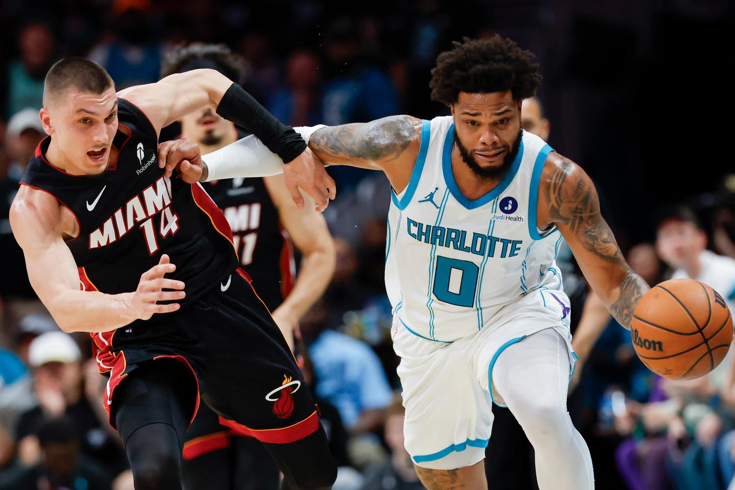NBA : les Charlotte Hornets survivent au Miami Heat dans un barrage haletant, et restent en course pour les playoffs