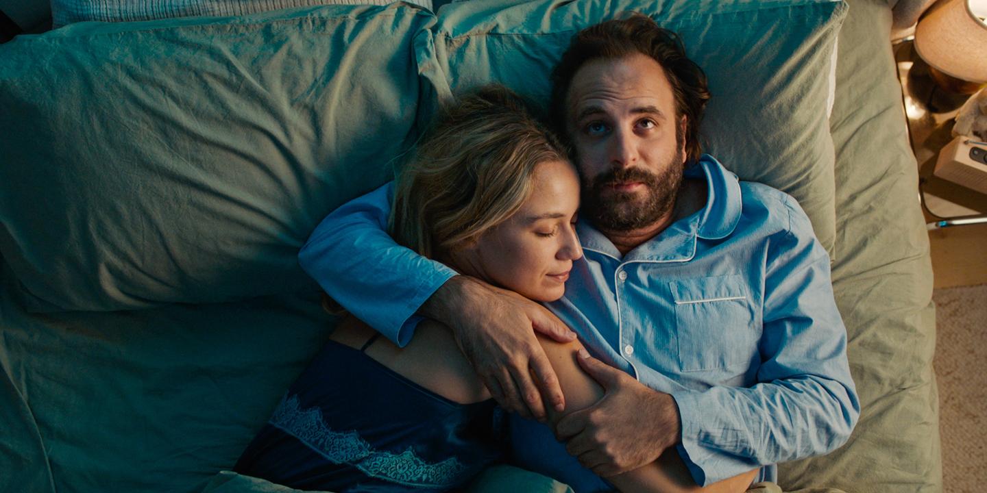 Dans la comédie romantique « La Poupée », une love doll s'éveille et découvre le couple hétéro