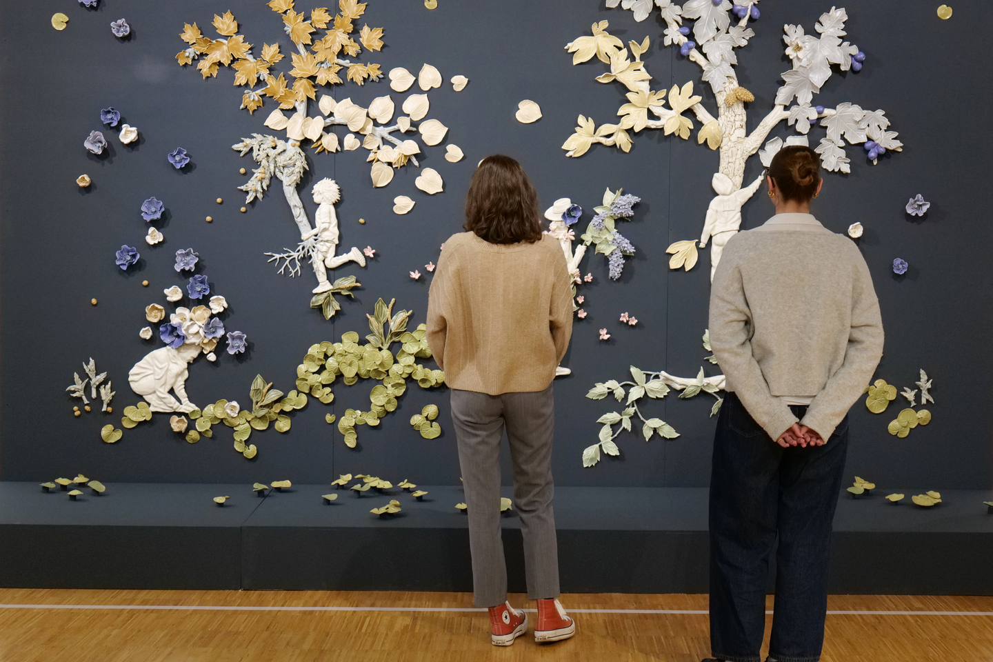 Au Musée de la toile de Jouy, une fresque en porcelaine parfumée à voir et à sentir