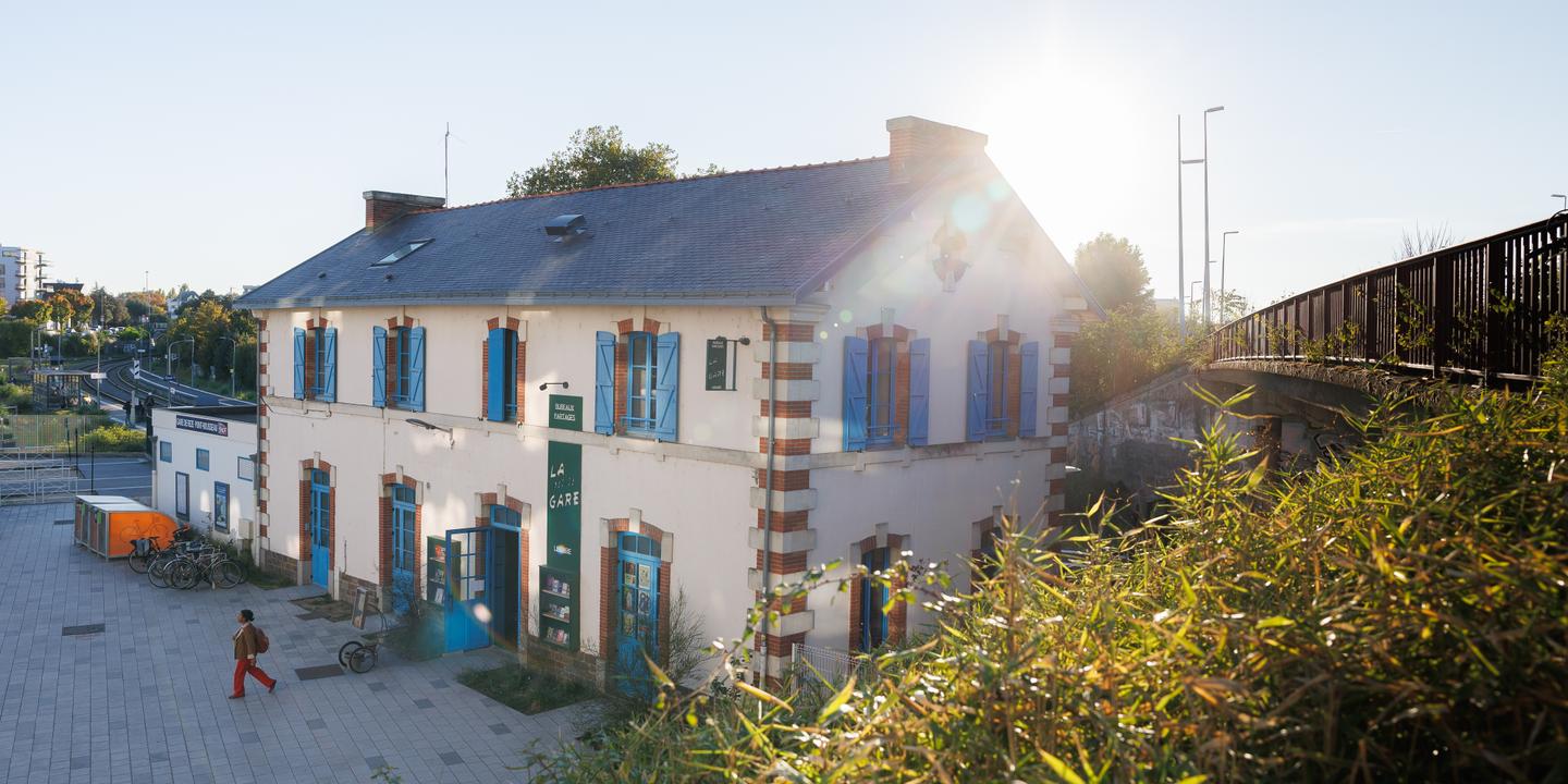 La SNCF transforme ses petites gares en friperies et espaces de coworking