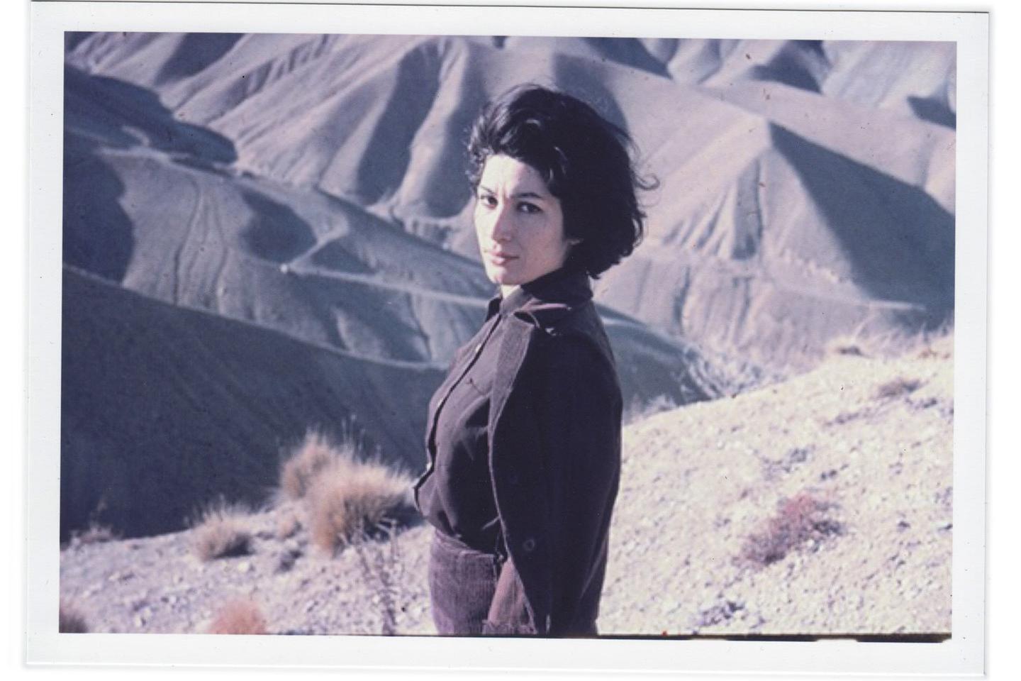 La poète Forough Farrokhzad est l’une des figures du renouveau littéraire qui a soulevé l’Iran prérévolutionnaire. Ses écrits, puissants et désarmants, font l’objet de deux livres formidables