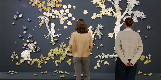 Au Musée de la toile de Jouy, une fresque en porcelaine parfumée à voir et à sentir