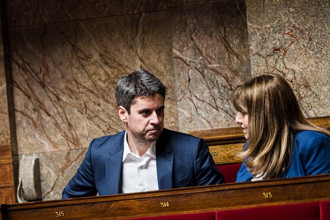 O presidente do grupo parlamentar Ensemble Pour la République, Gabriel Attal e Caroline Yadan, a deputada (ligada ao Renascimento) dos franceses no exterior, antes da sessão plenária da Assembleia Nacional, em Paris, 16 de abril de 2026. 