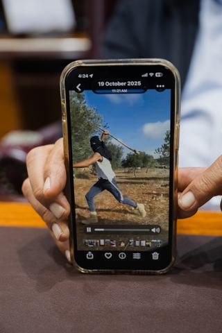 Yasser Alkam, avocat palestino-américain, montre sur son téléphone une vidéo montrant une attaque de colons qui a gravement blessé Afaf Abou Alia et d’autres personnes le 19 octobre 2025.