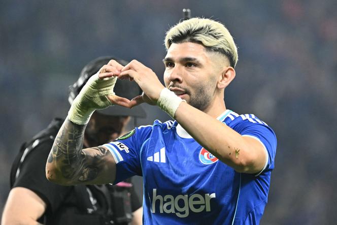 O meio-campista paraguaio nº 19 do Estrasburgo, Julio Enciso, durante a segunda mão das quartas de final da Conference League contra o Mainz, no Stade de la Meinau, em Estrasburgo, em 16 de abril de 2026.