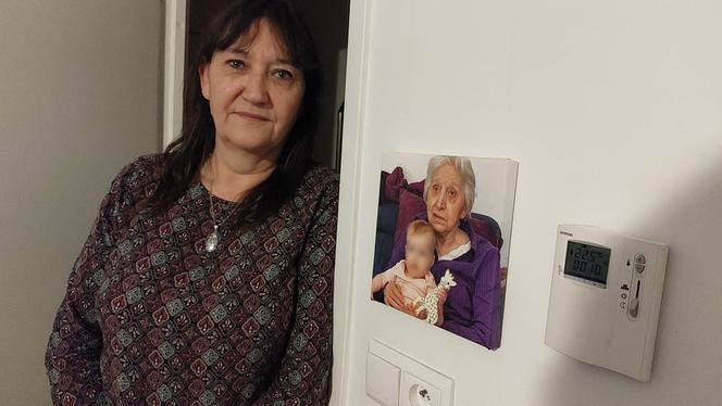 A mãe de Christine, residente na casa de repouso Quatre-Saisons em Bagnolet, morreu no hospital. Christine, que apresentou queixa, denuncia a má gestão do estabelecimento. Em sua casa em Romainville, 7 de dezembro de 2023.