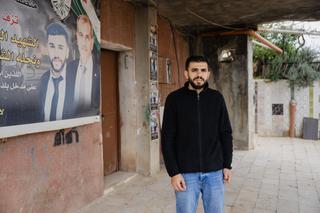 Mohammad Al-Wadi dans la cour de la maison familiale, dans le village palestinien de Qusra, en Cisjordanie, le 8 avril 2026.
