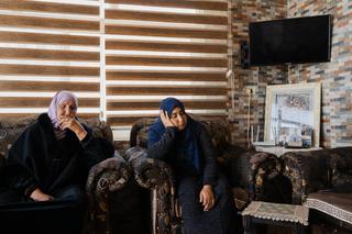 La grand-mère (à gauche) et la mère (au centre) de Saïd Naasan, tué par un colon israélien le 23 septembre 2025, devant le domicile de la famille, dans le village d’Al-Moughaïr, en Cisjordanie, le 7 avril 2026.