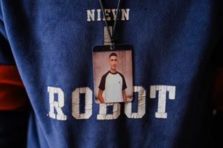 Un proche porte un collier orné d’une photo représentant Saïd Naasan, tué par un colon israélien le 23 septembre 2025, au domicile de sa famille, dans le village d’Al-Moughaïr, en Cisjordanie, le 7 avril 2026.