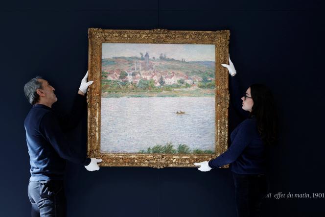 A pintura “Vétheuil, Efeito da Manhã” (1901) de Claude Monet, na casa de leilões Sotheby's de Paris, 16 de abril de 2026. 