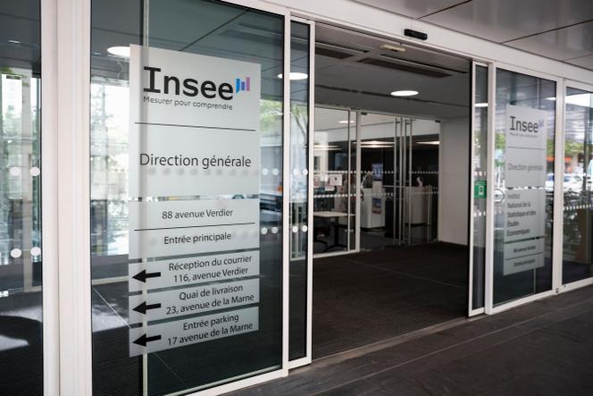Na entrada da sede do Instituto Nacional de Estatística e Estudos Económicos, em Montrouge (Hauts-de-Seine), 5 de setembro de 2025.