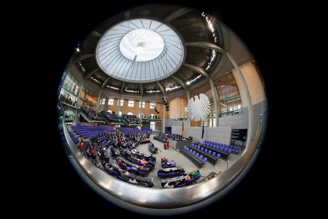 Vista geral do Bundestag, a câmara baixa do Parlamento alemão, em sessão plenária, em Berlim, 16 de abril de 2026. 