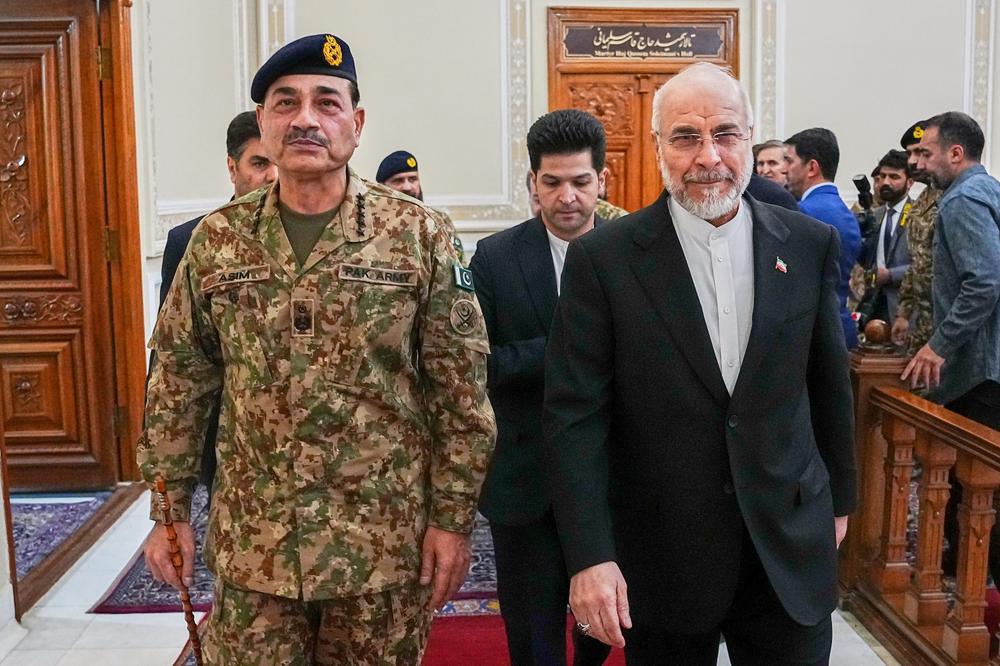 Le président du parlement iranien, Mohammad Bagher Ghalibaf (à droite), rencontre le chef de l’armée pakistanaise, le maréchal Asim Munir, à Téhéran, le 16 avril 2026. - HAMED MALEKPOUR/ICANA VIA AP