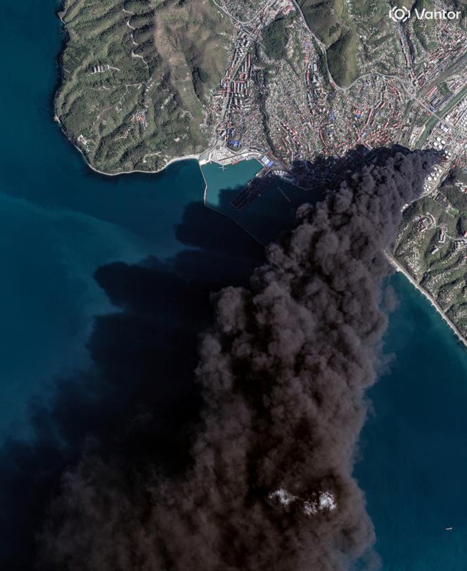 Uma imagem de satélite mostra a fumaça de um incêndio, após ataques de drones a uma instalação petrolífera russa no porto de Tuapse, no Mar Negro, em Krasnodar Krai, Rússia, em 16 de abril de 2026. 