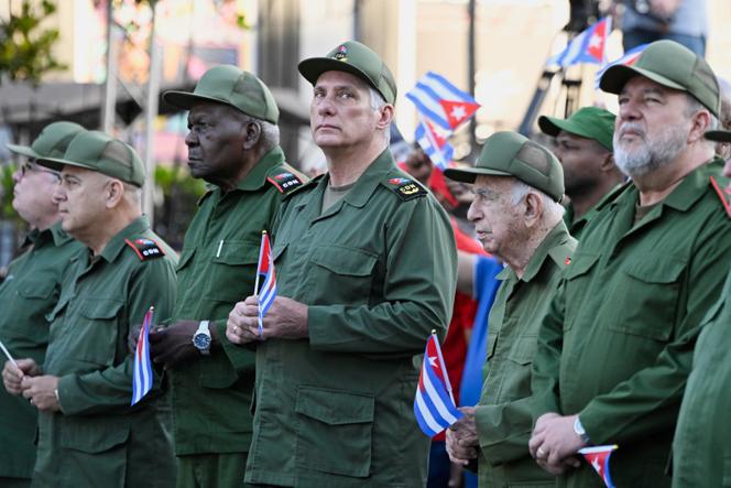 O presidente cubano Miguel Diaz-Canel e autoridades do governo durante cerimônia oficial em Havana, 16 de abril de 2026.
