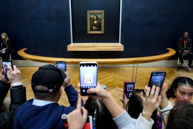 Visitantes em frente à “Mona Lisa”, de Leonardo da Vinci, no Museu do Louvre, em Paris, em setembro de 2024. 