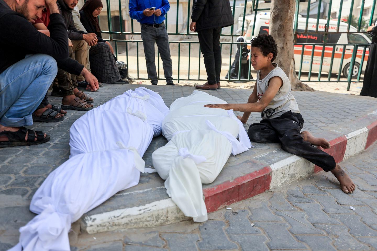 Dans la bande de Gaza, quatre personnes, dont un enfant, ont été tuées par des tirs et des bombardements israéliens, selon la défense civile