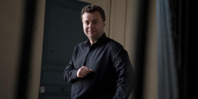 Frédéric Pommier, journaliste de France Inter victime de viols dans son enfance, sort du silence dans son livre « Derrière les arbres »