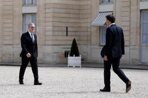 Le premier ministre britannique, Keir Starmer, accueilli par Emmanuel Macron au palais de l’Elysée, à Paris, 17 avril 2026.