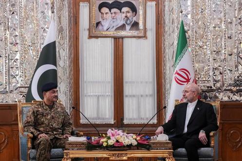 Le maréchal Asim Munir, chef d’état-major de l’armée pakistanaise et le président du Parlement iranien, Mohammad Bagher Ghalibaf, à Téhéran, le 16 avril 2026.