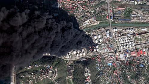 Esta imagem de satélite, fornecida pela Vantor, mostra a fumaça subindo da refinaria de petróleo de Tuapse, no sudoeste da Rússia, em 16 de abril de 2026.