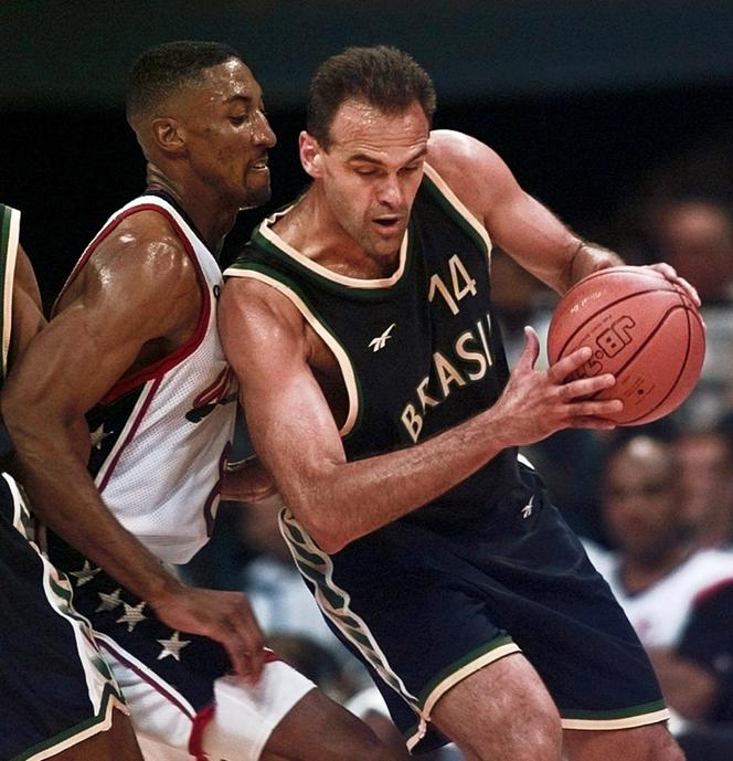 Oscar Schmidt contra Scottie Pipen, nas quartas de final dos Jogos Olímpicos de Atlanta, 30 de julho de 1996.