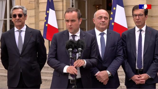 Durante a intervenção televisiva de Sébastien Lecornu em Matignon, 17 de abril de 2026. 