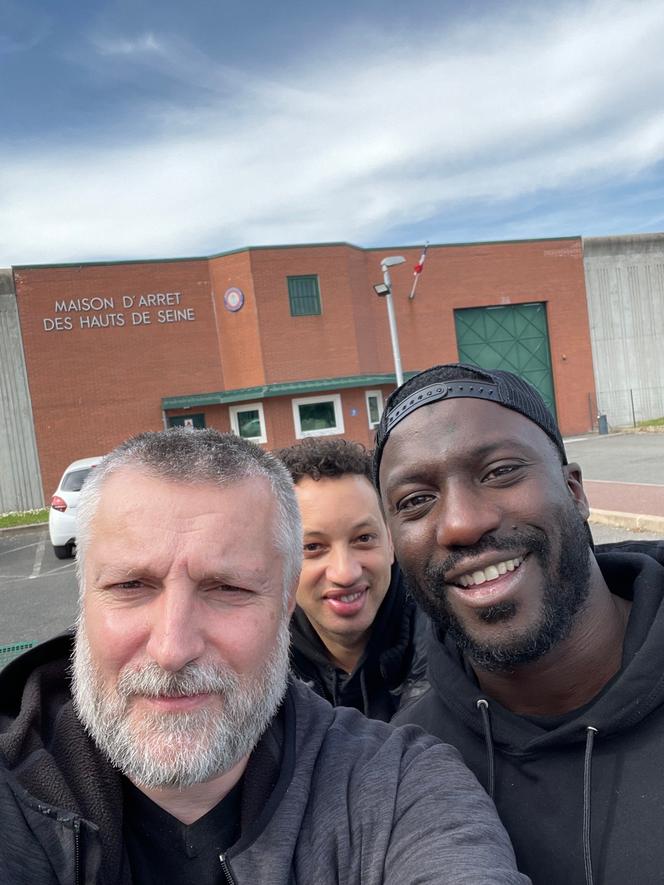 Fred Musa, Fabien Guizonne e o ator Moussa Mansaly, saindo de um workshop de rádio na prisão de Nanterre, em abril de 2022.